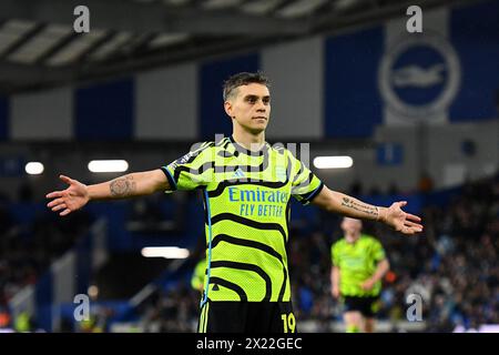 Leandro Trossard d'Arsenal célèbre avoir marqué le troisième but de son équipe faisant le score 0-3 - Brighton & Hove Albion v Arsenal, premier League, Amex Stadium, Brighton, Royaume-Uni - 6 avril 2024 usage éditorial seulement - restrictions DataCo s'appliquent Banque D'Images