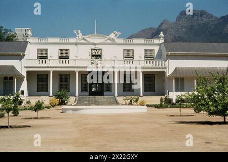 'La résidence du président ''Tuynhuys'' avec jardin botanique et table Mountain en arrière-plan. [traduction automatique]' Banque D'Images