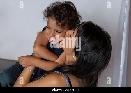 Maman et fils latino-américains partagent la fête des mères avec câlins et affection. Concept de fête des mères Banque D'Images