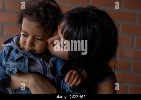 Maman et fils latino-américains partagent la fête des mères avec câlins et affection. Concept de fête des mères Banque D'Images