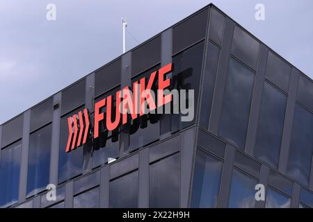 Zentrale der Funke Mediengruppe AM 18.04.2024 in Essen Nordrhein-Westfalen Die Funke Mediengruppe mit Sitz in Essen ist ein Medienkonzern in der Rechtsform einer GmbH & Co. KGaA mit Beteiligungen an gedruckten und elektronischen Medien in Deutschland, Österreich und Kroatien. *** Siège social de Funke Mediengruppe le 18 04 2024 à Essen Rhénanie du Nord-Westphalie Funke Mediengruppe, dont le siège social est à Essen, est un groupe de médias sous la forme juridique de GmbH Co KGaA qui détient des participations dans les médias imprimés et électroniques en Allemagne, Autriche et Croatie xRx Banque D'Images