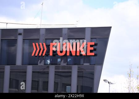 Zentrale der Funke Mediengruppe AM 18.04.2024 in Essen Nordrhein-Westfalen Die Funke Mediengruppe mit Sitz in Essen ist ein Medienkonzern in der Rechtsform einer GmbH & Co. KGaA mit Beteiligungen an gedruckten und elektronischen Medien in Deutschland, Österreich und Kroatien. *** Siège social de Funke Mediengruppe le 18 04 2024 à Essen Rhénanie du Nord-Westphalie Funke Mediengruppe, dont le siège social est à Essen, est un groupe de médias sous la forme juridique de GmbH Co KGaA qui détient des participations dans les médias imprimés et électroniques en Allemagne, Autriche et Croatie xRx Banque D'Images