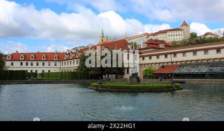 Fontaine avec une sculpture d'Hercule dans le jardin Baroque Waldstein (Wallenstein) de conception strictement géométrique, le deuxième plus grand jardin i. Banque D'Images