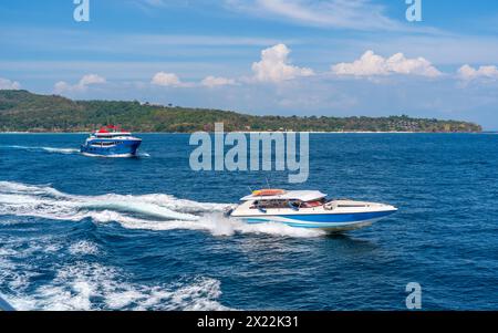 Vue aérienne de deux ferryboats naviguant vers la mer bleue. Drone vue d'un bateau voile compétitions, courses. Bateau à moteur voyage mer Banque D'Images