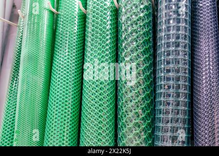 Maille en plastique vert comme rouleau suspendu pour préparer la vente. Banque D'Images