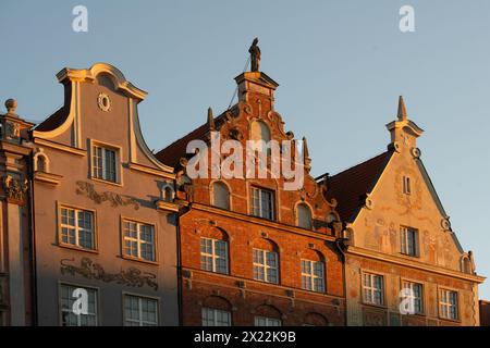 Gdansk, Dantzig ; façades de maisons patriciennes historiques décorées de sculptures et de peintures, Pologne Banque D'Images