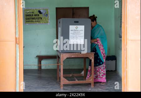 BOKAKHAT, INDE - 19 AVRIL : une femme vote lors de la première phase des élections législatives indiennes le 19 avril 2024 à Bokakhat, Assam, Inde. Près d'un milliard d'Indiens votent pour élire un nouveau gouvernement dans le cadre de sondages parlementaires de six semaines à compter d'aujourd'hui. Banque D'Images