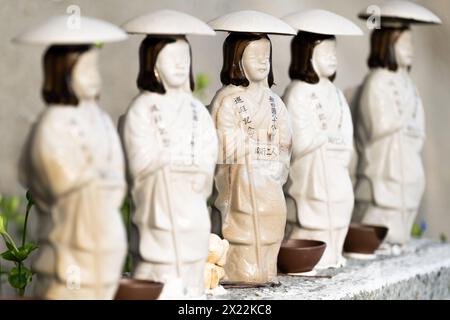 Sculptures de moines, Minamichita, préfecture d'Aichi, Japon, Asie Banque D'Images