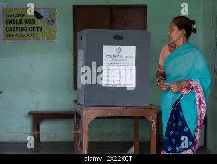 BOKAKHAT, INDE - 19 AVRIL : une femme vote lors de la première phase des élections législatives indiennes le 19 avril 2024 à Bokakhat, Assam, Inde. Près d'un milliard d'Indiens votent pour élire un nouveau gouvernement dans le cadre de sondages parlementaires de six semaines à compter d'aujourd'hui. Banque D'Images
