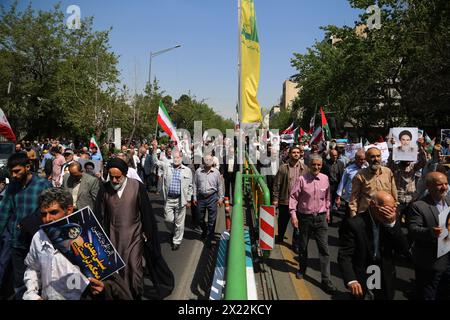 19 avril 2024, Téhéran, Iran : des Iraniens participent à un rassemblement anti-israélien à Téhéran. Les systèmes de défense aérienne au-dessus de la ville centrale d'Ispahan ont détruit trois objets aériens tôt le 19 avril. Les explosions surviennent après une attaque par drone et missile menée par le corps des Gardiens de la révolution islamique (CGRI) contre Israël le 13 avril, à la suite d'une frappe aérienne contre l'ambassade iranienne en Syrie, qui, selon l'Iran, a été menée par Israël. r de la guerre de Gaza, avec le média d'Etat iranien crédit : Zuma Press/Alamy Live News Banque D'Images