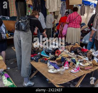 MONTREUIL (Paris), France, foule moyenne, scène de rue, femmes Shopping pour vêtements Vintage d'occasion dans le marché aux puces, banlieues, Chaussures Banque D'Images