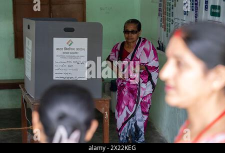 BOKAKHAT, INDE - 19 AVRIL : une femme vote lors de la première phase des élections législatives indiennes le 19 avril 2024 à Bokakhat, Assam, Inde. Près d'un milliard d'Indiens votent pour élire un nouveau gouvernement dans le cadre de sondages parlementaires de six semaines à compter d'aujourd'hui. Banque D'Images