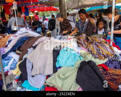 MONTREUIL (Paris), France, foule moyenne, scène de rue, femmes Shopping pour vêtements Vintage d'occasion dans le marché aux puces, banlieues, Chaussures Banque D'Images
