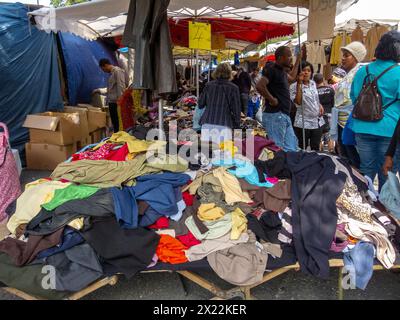 MONTREUIL (Paris), France, foule moyenne, scène de rue, femmes Shopping pour vêtements Vintage d'occasion au marché aux puces, banlieues, mode touristique Banque D'Images