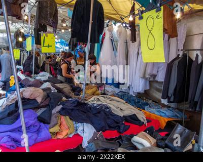 MONTREUIL (Paris), France, foule moyenne, scène de rue, femmes Shopping pour vêtements Vintage d'occasion dans le marché aux puces, banlieues, Chaussures Banque D'Images