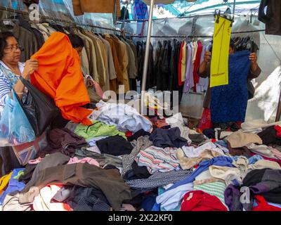 MONTREUIL (Paris), France, foule moyenne, scène de rue, femmes Shopping pour vêtements Vintage d'occasion au marché aux puces, banlieues, mode touristique Banque D'Images