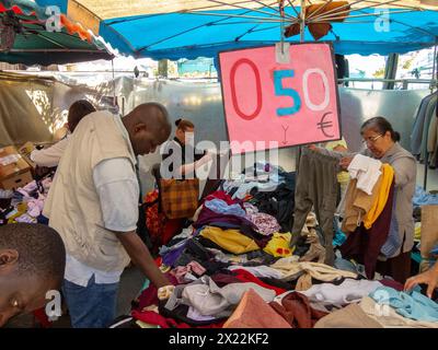 MONTREUIL (Paris), France, foule moyenne, scène de rue, femmes Shopping pour vêtements Vintage d'occasion dans le marché aux puces, banlieues, Chaussures Banque D'Images