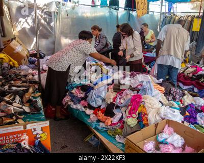 MONTREUIL (Paris), France, foule moyenne, scène de rue, femmes Shopping pour vêtements Vintage d'occasion dans le marché aux puces, banlieues, Chaussures Banque D'Images