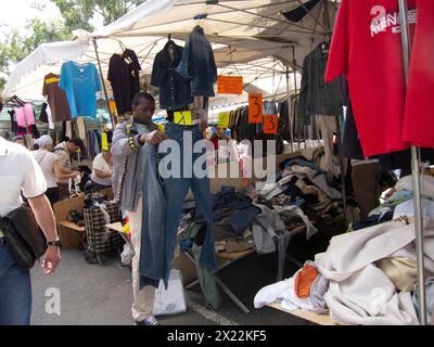 MONTREUIL (Paris), France, public moyen, scène de rue, homme Shopping pour vêtements vintage d'occasion dans le marché aux puces, banlieues, Rags Banque D'Images