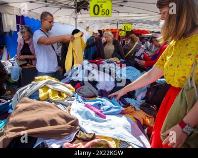 MONTREUIL (Paris), France, foule moyenne, scène de rue, femmes Shopping pour vêtements Vintage d'occasion au marché aux puces, banlieues, Rags Banque D'Images