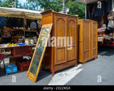 MONTREUIL (Paris), France, meubles antiques français sur la scène de rue d'affichage, achats d'objets vintage d'occasion dans le marché aux puces, banlieues, placard Banque D'Images