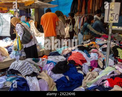 MONTREUIL (Paris), France, foule moyenne, scène de rue, femmes Shopping pour vêtements Vintage d'occasion au marché aux puces, banlieues, Rags Banque D'Images