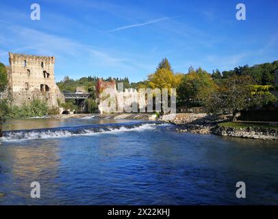 Vue de Borghetto sur la rivière Mincio sur les anciens remparts médiévaux, Vénétie, Italie Banque D'Images