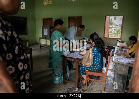 BOKAKHAT, INDE - 19 AVRIL : les électeurs d'un bureau de vote voteront lors de la première phase des élections générales indiennes le 19 avril 2024 à Bokakhat, Assam, Inde. Près d'un milliard d'Indiens votent pour élire un nouveau gouvernement dans le cadre de sondages parlementaires de six semaines à compter d'aujourd'hui. Banque D'Images