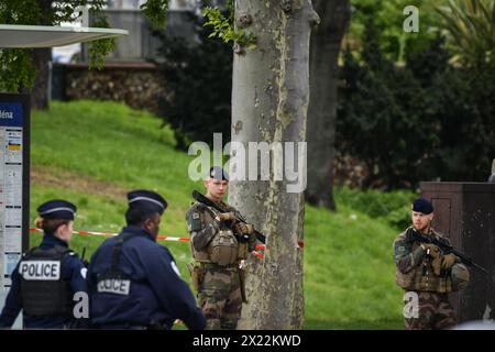 Paris, France. 19 avril 2024. Un périmètre de sécurité a été mis en place devant le consulat iranien, dans le 16ème arrondissement de Paris, après qu'un témoin eut vu un homme entrer avec une grenade ou un gilet explosif vers 11 heures du matin, selon la préfecture de police. L'homme a été arrêté par la BRI après avoir quitté le consulat iranien de son plein gré, mais contrairement à ce qu'il a déclaré, il ne transportait pas d'explosifs photo Florian Poitout/ABACAPRESS.COM crédit : Abaca Press/Alamy Live News Banque D'Images