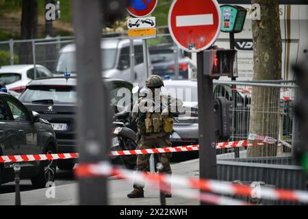 Paris, France. 19 avril 2024. Un périmètre de sécurité a été mis en place devant le consulat iranien, dans le 16ème arrondissement de Paris, après qu'un témoin eut vu un homme entrer avec une grenade ou un gilet explosif vers 11 heures du matin, selon la préfecture de police. L'homme a été arrêté par la BRI après avoir quitté le consulat iranien de son plein gré, mais contrairement à ce qu'il a déclaré, il ne transportait pas d'explosifs photo Florian Poitout/ABACAPRESS.COM crédit : Abaca Press/Alamy Live News Banque D'Images