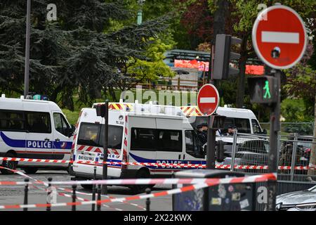 Paris, France. 19 avril 2024. Un périmètre de sécurité a été mis en place devant le consulat iranien, dans le 16ème arrondissement de Paris, après qu'un témoin eut vu un homme entrer avec une grenade ou un gilet explosif vers 11 heures du matin, selon la préfecture de police. L'homme a été arrêté par la BRI après avoir quitté le consulat iranien de son plein gré, mais contrairement à ce qu'il a déclaré, il ne transportait pas d'explosifs photo Florian Poitout/ABACAPRESS.COM crédit : Abaca Press/Alamy Live News Banque D'Images