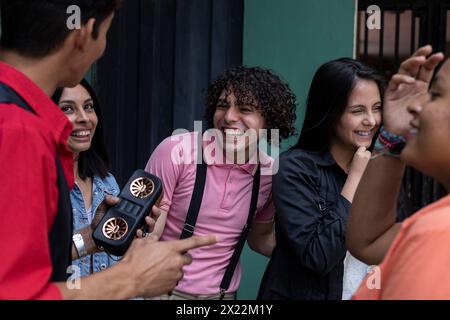 Groupe de jeunes étudiants universitaires latino-américains ayant un moment amusant Banque D'Images