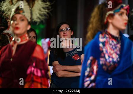 LVIV, UKRAINE - 18 AVRIL 2024 - la créatrice Oksana Karavanska est vue lors de la première de son projet commun avec la chanteuse, actrice de théâtre et de cinéma, Nataliia Polovynka, lauréate du prix Shevchenko, la performance vitrine 'conversation des oiseaux', au Théâtre académique national Solomiia Krushelnytska Lviv, Lviv, dans l'ouest de l'Ukraine. Banque D'Images