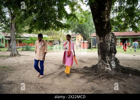 BOKAKHAT, INDE - 19 AVRIL : les électeurs reviennent après avoir voté lors de la première phase des élections générales indiennes le 19 avril 2024 à Bokakhat, Assam, Inde. Près d'un milliard d'Indiens votent pour élire un nouveau gouvernement dans le cadre de sondages parlementaires de six semaines à compter d'aujourd'hui. Banque D'Images