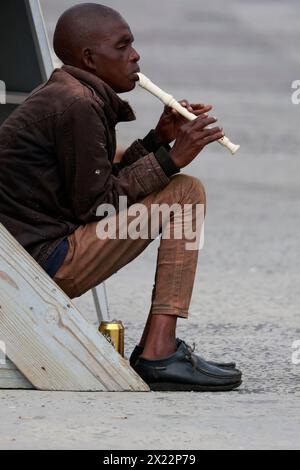 Joueur de flûte busking au port de Hout Bay, Cape Town, Afrique du Sud. Banque D'Images