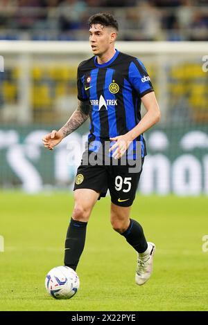 Alessandro Bastoni de l’Inter en action lors du match de football Serie A entre l’Inter et Cagliari au stade San Siro, dans le nord de l’Italie - dimanche 14 avril 2024. Sport - Soccer (photo de Spada/LaPresse) Banque D'Images