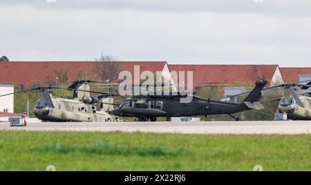 10 avril 2024, Bavière, Ansbach : un hélicoptère Sikorsky UH-60 Black Hawk (M) de l'armée américaine opère sur l'aérodrome militaire américain de Katterbach près d'Ansbach. Photo : Daniel Karmann/dpa - ATTENTION : le(s) numéro(s) de plaque d'immatriculation a(ont) été pixélisé(s) pour des raisons légales Banque D'Images