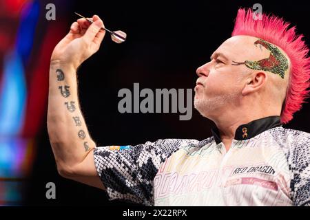 ROTTERDAM, PAYS-BAS - 18 AVRIL : Peter Wright de l'Écosse lors de la BetMGM premier League Darts - Rotterdam 2024 à Ahoy le 18 avril 2024 à Rotterdam, pays-Bas. (Photo de Joris Verwijst/BSR Agency) Banque D'Images