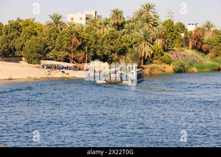 Bateau de ferry de voiture et de passagers, près de Kom Ombo, le nil entre Louxor et Assouan, Egypte Banque D'Images