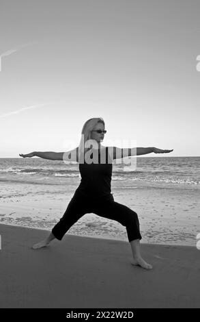 Pretty Young Woman pratique le yoga à Hunting Island Beach South Carolina USA Banque D'Images