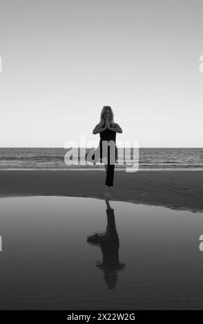 Pretty Young Woman pratique le yoga à Hunting Island Beach South Carolina USA Banque D'Images