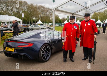 Londres, Royaume-Uni. 19 avril 2024. Rassemblement de records d'Aston Martin Valkyries au salon privé tenu dans les locaux de l'Hôpital Royal de Chelsea. Bentleys, Jaguars, Frazer Nashs exposés. Le plus grand rassemblement connu de 14 Aston Martin Valkyries étant le point culminant de la matinée. Crédit : Peter Hogan/Alamy Live News Banque D'Images