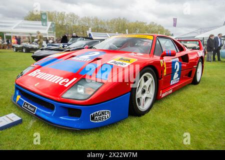 Londres, Royaume-Uni. 19 avril 2024. Rassemblement de records d'Aston Martin Valkyries au salon privé tenu dans les locaux de l'Hôpital Royal de Chelsea. Bentleys, Jaguars, Frazer Nashs exposés. Le plus grand rassemblement connu de 14 Aston Martin Valkyries étant le point culminant de la matinée. Crédit : Peter Hogan/Alamy Live News Banque D'Images