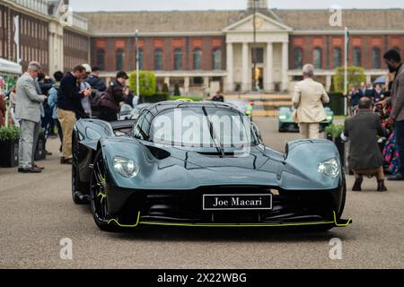 Londres, Royaume-Uni. 19 avril 2024. Rassemblement de records d'Aston Martin Valkyries au salon privé tenu dans les locaux de l'Hôpital Royal de Chelsea. Bentleys, Jaguars, Frazer Nashs exposés. Le plus grand rassemblement connu de 14 Aston Martin Valkyries étant le point culminant de la matinée. Crédit : Peter Hogan/Alamy Live News Banque D'Images