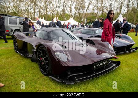 Londres, Royaume-Uni. 19 avril 2024. Rassemblement de records d'Aston Martin Valkyries au salon privé tenu dans les locaux de l'Hôpital Royal de Chelsea. Bentleys, Jaguars, Frazer Nashs exposés. Le plus grand rassemblement connu de 14 Aston Martin Valkyries étant le point culminant de la matinée. Crédit : Peter Hogan/Alamy Live News Banque D'Images