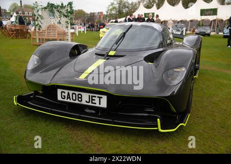 Londres, Royaume-Uni. 19 avril 2024. Rassemblement de records d'Aston Martin Valkyries au salon privé tenu dans les locaux de l'Hôpital Royal de Chelsea. Bentleys, Jaguars, Frazer Nashs exposés. Le plus grand rassemblement connu de 14 Aston Martin Valkyries étant le point culminant de la matinée. Crédit : Peter Hogan/Alamy Live News Banque D'Images