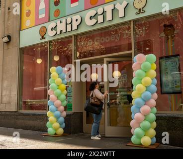 Ouverture officielle d'une succursale de la populaire chaîne de biscuits Chip City à Chelsea à New York le vendredi 12 avril 2024. La chaîne en pleine expansion est financée en partie par un investissement de 10 millions de dollars du restaurateur Danny Meyer.(© Richard B. Levine) Banque D'Images