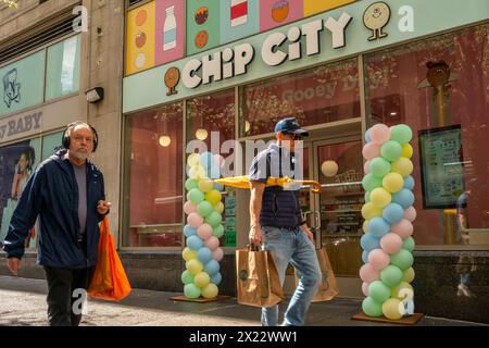 Ouverture officielle d'une succursale de la populaire chaîne de biscuits Chip City à Chelsea à New York le vendredi 12 avril 2024. La chaîne en pleine expansion est financée en partie par un investissement de 10 millions de dollars du restaurateur Danny Meyer.(© Richard B. Levine) Banque D'Images