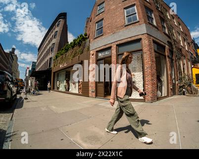 Le magasin de luxe Loro Piana dans le Meatpacking District à New York le lundi 15 avril 2024. Loro Piana aurait sous-indemnisé les travailleurs autochtones au Pérou où il est sources de laine rare Vicuña. Loro Piana est une marque de LVMH. (© Richard B. Levine) Banque D'Images