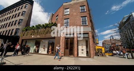 Le magasin de luxe Loro Piana dans le Meatpacking District à New York le lundi 15 avril 2024. Loro Piana aurait sous-indemnisé les travailleurs autochtones au Pérou où il est sources de laine rare Vicuña. Loro Piana est une marque de LVMH. (© Richard B. Levine) Banque D'Images